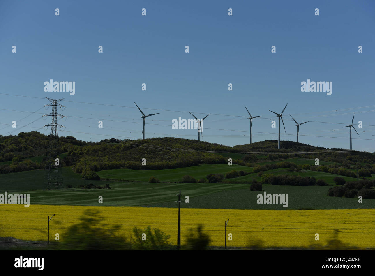 Windmill farm dans les champs verts de l'Espagne Banque D'Images