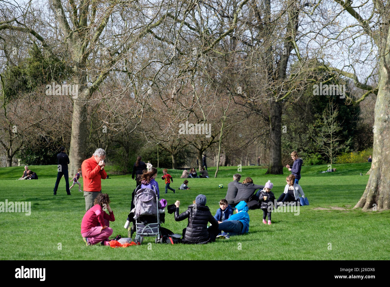 Les personnes bénéficiant de la bonne météo à Hyde Park à Londres, Angleterre, Royaume-Uni, Europe Banque D'Images
