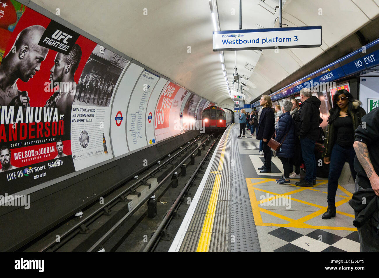 Les personnes en attente de la ligne Piccadilly du métro jusqu'à arriver à la plate-forme ouest 3 de la station de métro Holborn, Londres, Angleterre, Royaume-Uni, Europe Banque D'Images