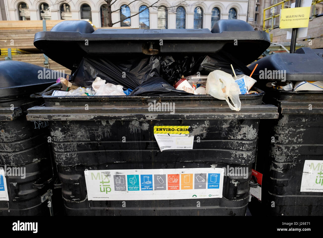 Les bennes débordant de déchets sur les rues de Londres, Angleterre, Royaume-Uni Banque D'Images