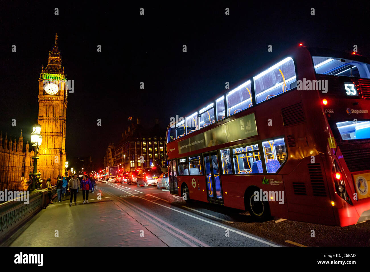 Bus 53 en passant le pont de Westminster vers le Big Ben et les chambres du Parlement la nuit, Londres, Angleterre, Royaume-Uni, Europe Banque D'Images