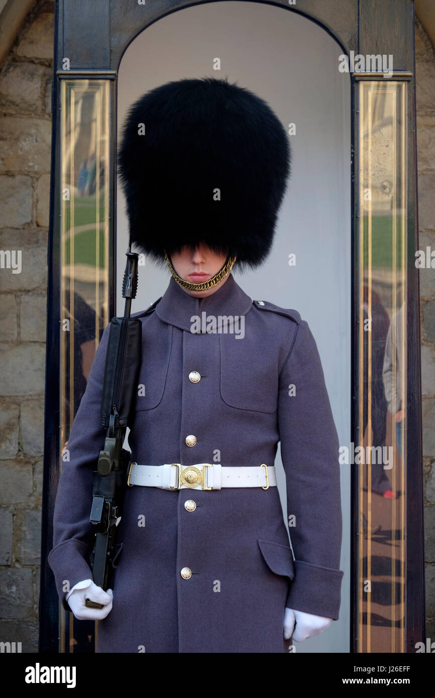 Imprimeur de la garde côtière en uniforme d'hiver au Château de Windsor, Angleterre, Royaume-Uni, Europe Banque D'Images