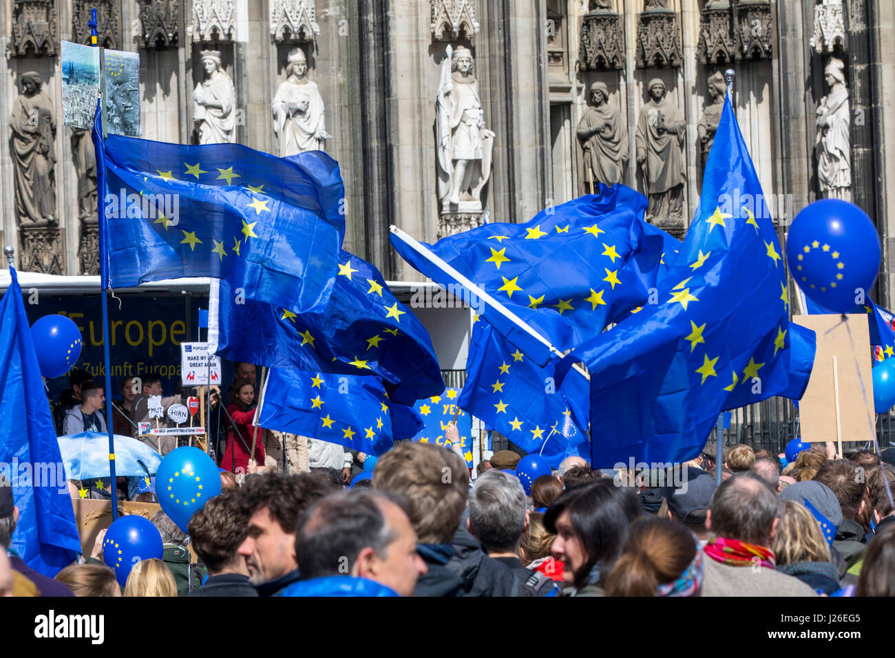 Puls de l'Europe, un mouvement pro-européen à l'initiative des citoyens, les gens se réunissent tous les dimanche après-midi dans plusieurs villes d'Europe, Cologne, Allemagne, Banque D'Images
