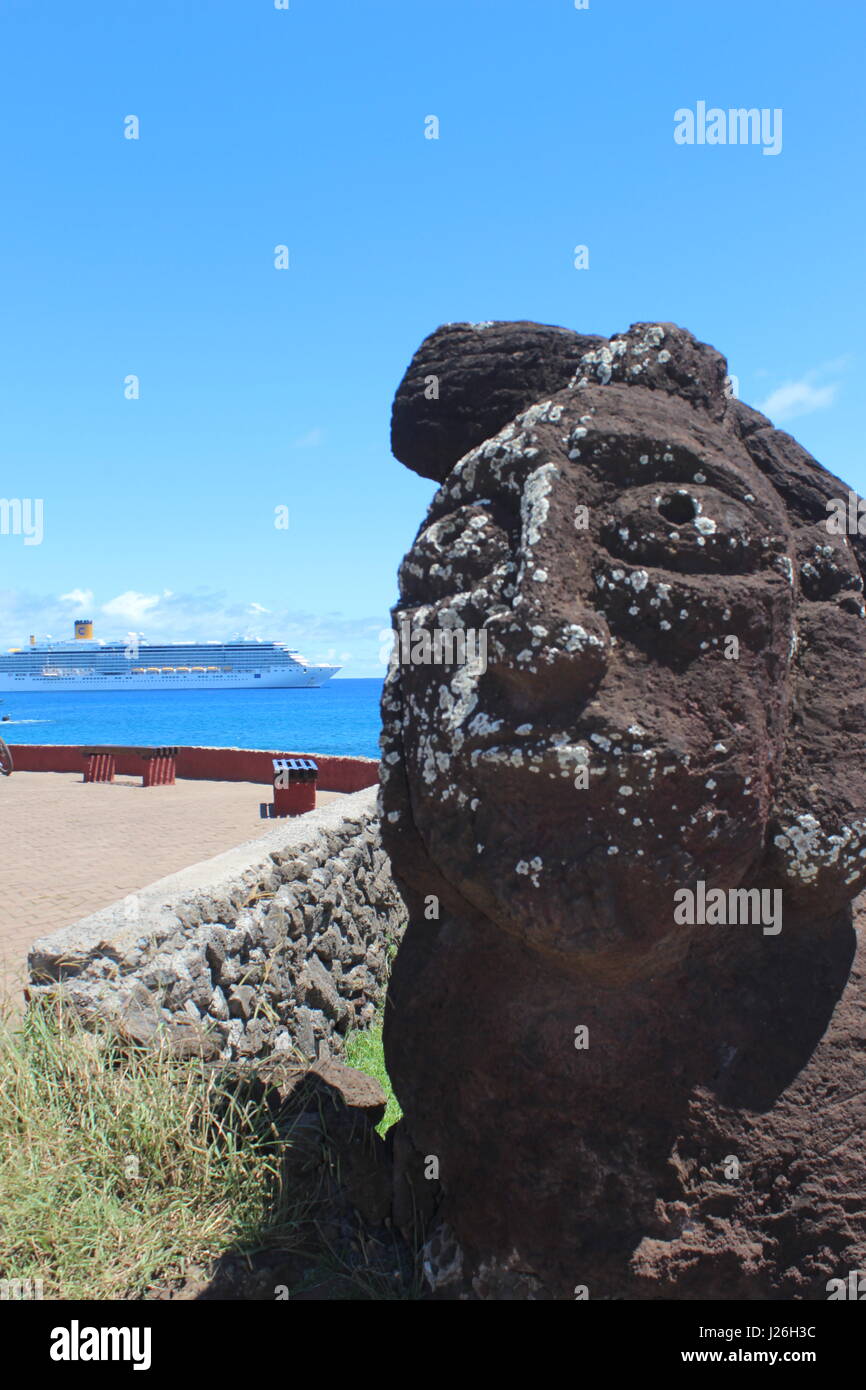 Imao sur l'île de Pâques avec bateau de croisière en arrière-plan Banque D'Images