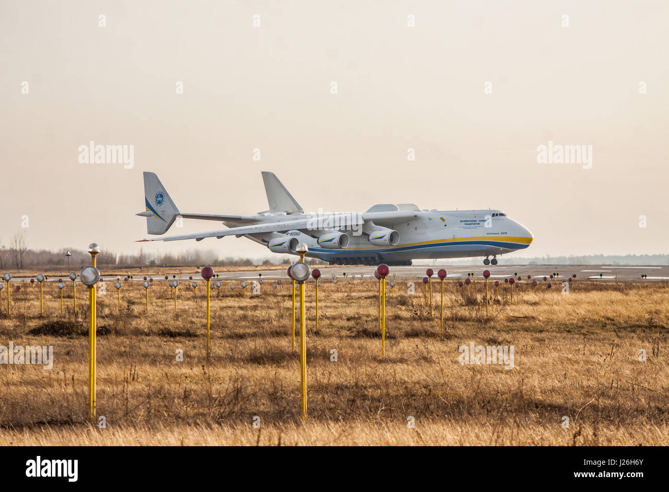 Région de Kiev, Ukraine - le 5 janvier 2012 : Antonov An-225 Mriya cargo est le roulage sur la piste pour le décollage sur le coucher du soleil d'hiver Banque D'Images