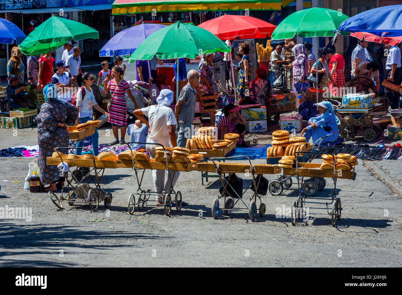 Tachkent, Ouzbékistan - 24 août : pain ouzbek traditionnel appelé ou lepeshka non pour vente dans le bazar Chorsu à chariots à Tachkent. Août 2016 Banque D'Images