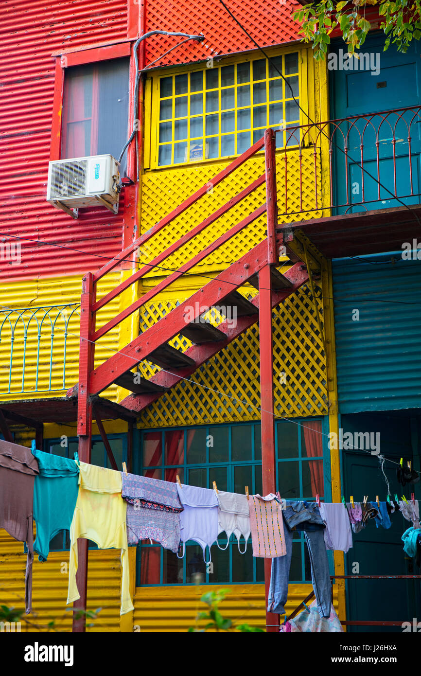 Chambre aux couleurs lumineuses sur la célèbre 'Caminito de La Boca', peint par l'artiste argentin Benito Quinquela Martin. Buenos Aires, Argentine. Banque D'Images