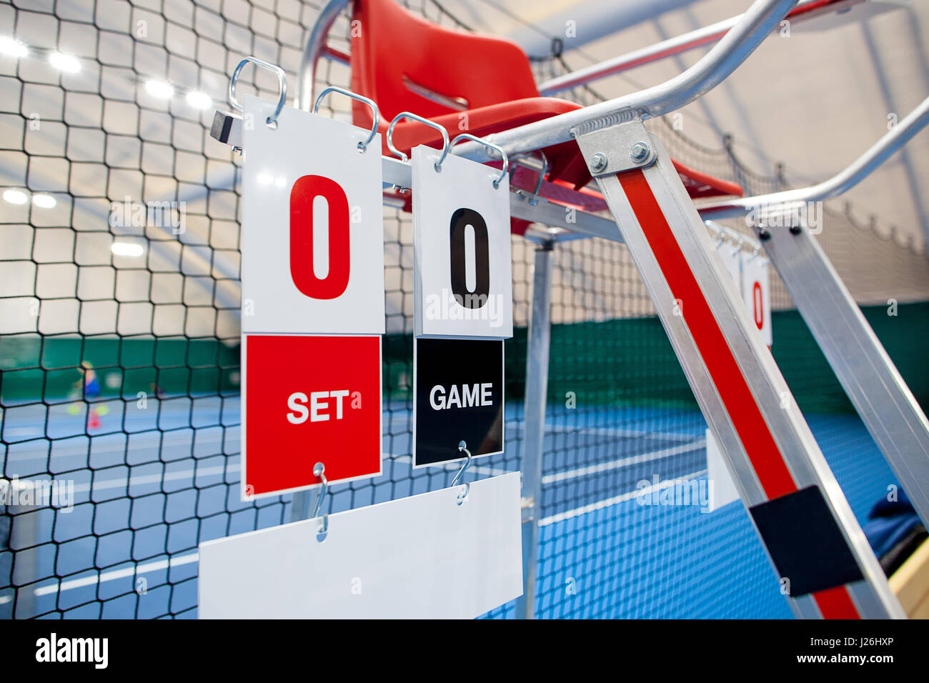 Juge-arbitre chaise avec tableau de bord sur un court de tennis avant le jeu. Banque D'Images