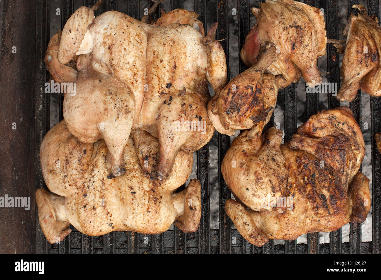 Poulets griller sur un barbecue en plein air à l'alimentation et de la musique de Porthleven, Cornwall, UK Banque D'Images