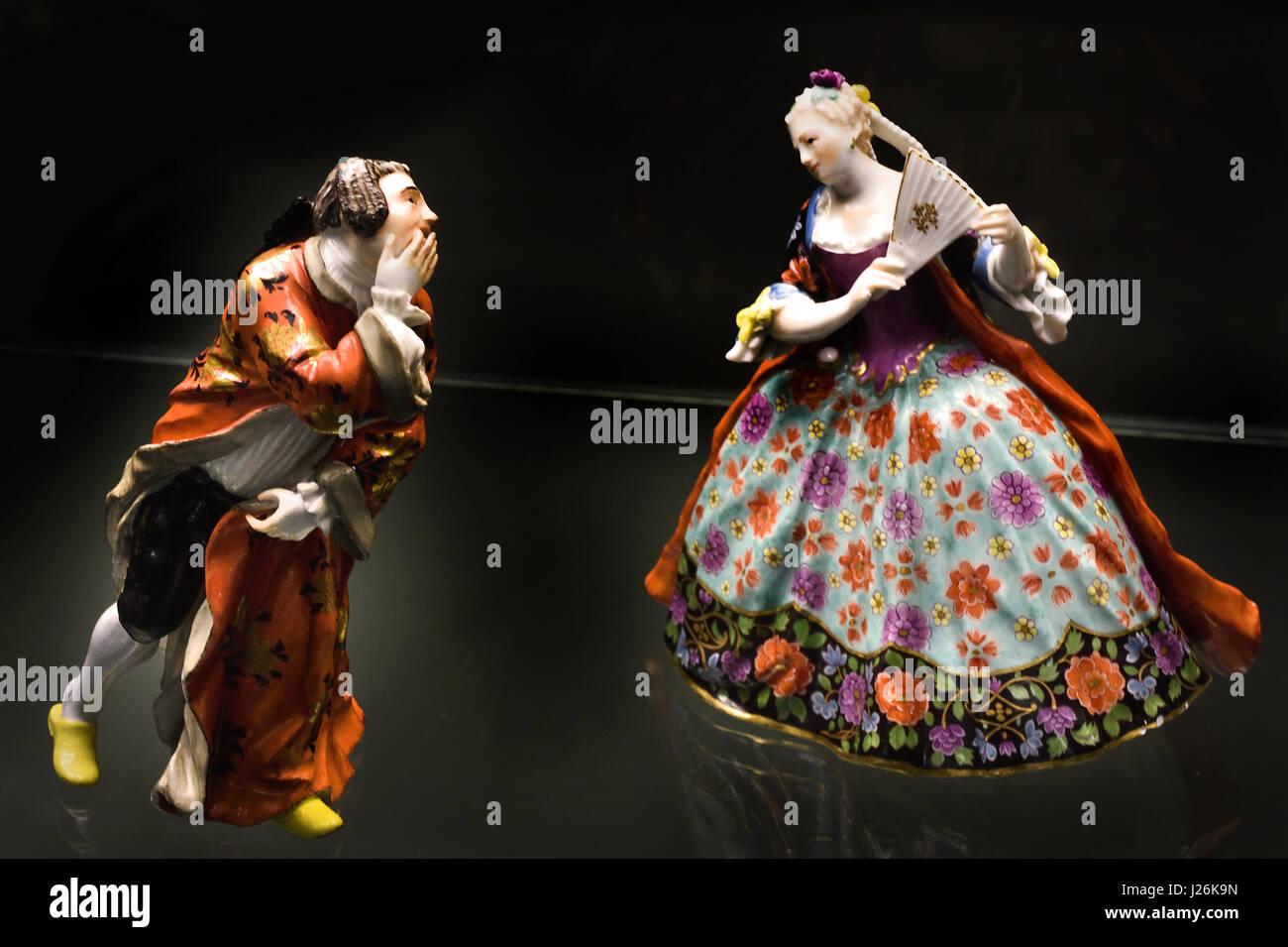 Dans Spanischem Liebespaar Kostüm - Love couple en costume espagnol , 1740, par Johann Joachim Kändler ,1706 - 1775) était la plus importante de la porcelaine de Meissen modeleur de manufacture. Allemagne Banque D'Images