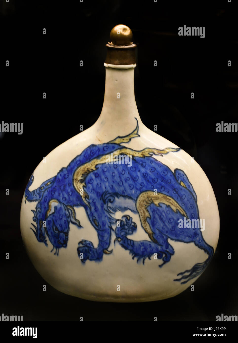 Grande bouteille avec un dragon chinois. (Début et rare exemple d'un Persan imitation porcelaine chinoise) 16e siècle Banque D'Images