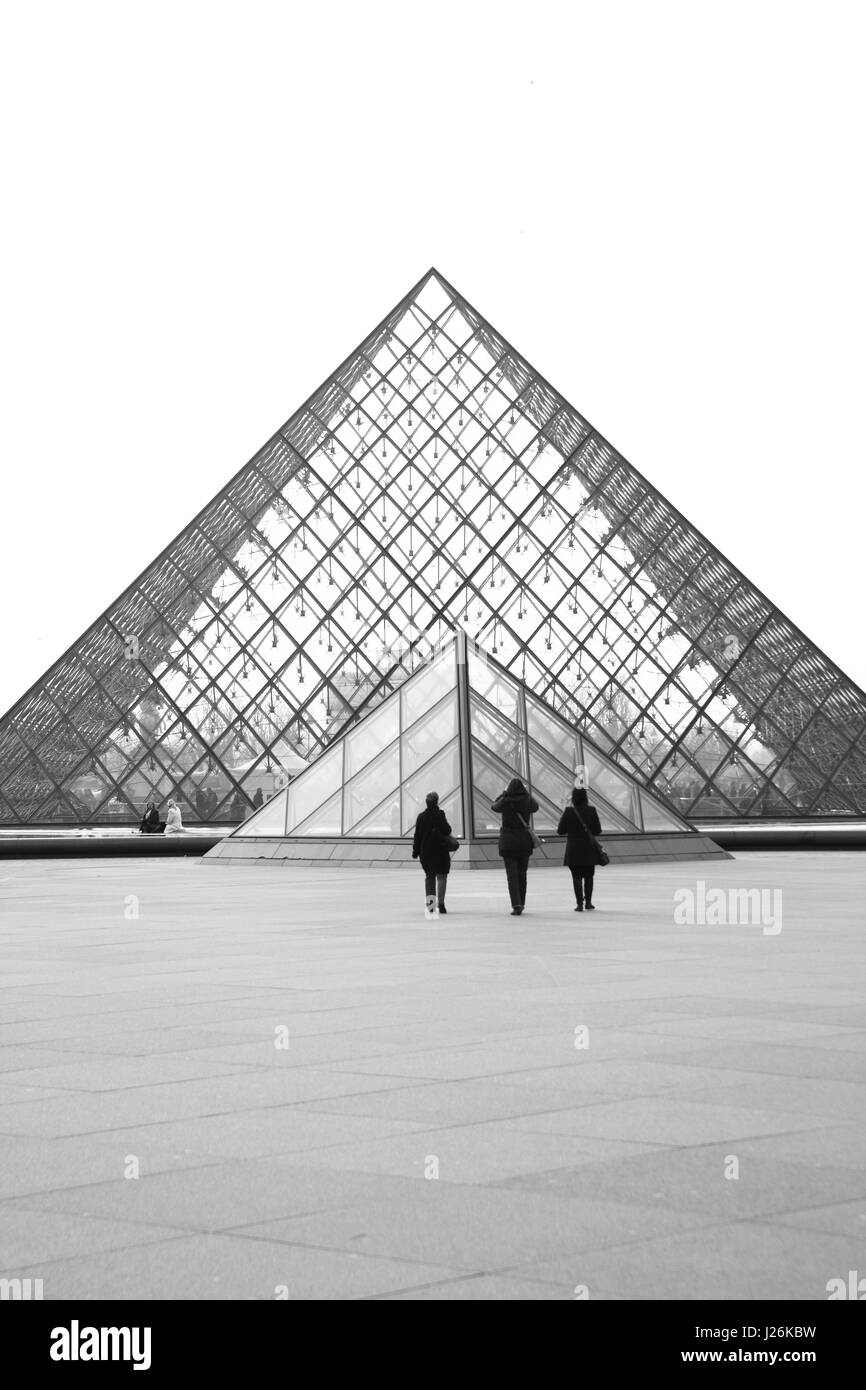 Paris, France - Mars 04, 2011 : musée du Louvre pyramides (architecte Ieoh Ming Pei). Image en noir et blanc Banque D'Images