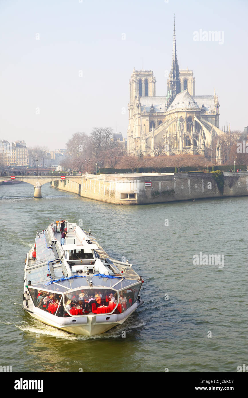 Paris, France - 05 mars 2011 : bateau de plaisance touristique près de Notre Dame de Paris Banque D'Images