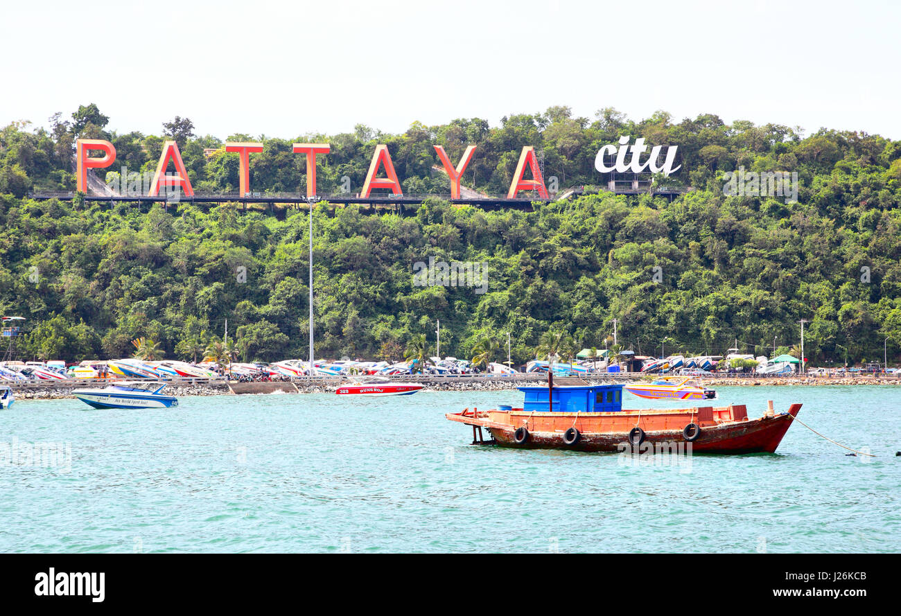 Pattaya, Thaïlande - Décembre 05, 2009 : les bateaux et la ville de Pattaya signe sur shore Banque D'Images