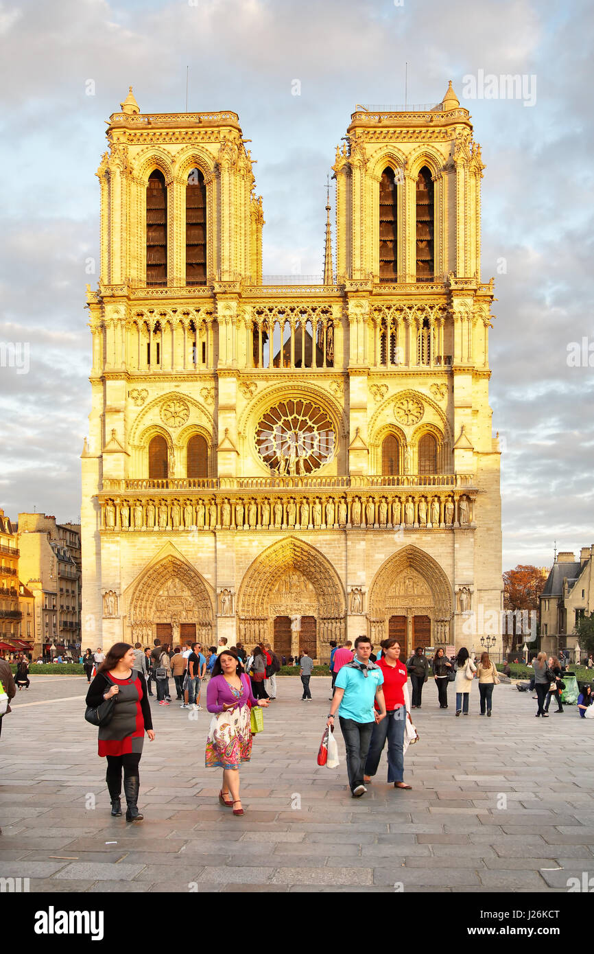 Paris, France - 19 septembre 2011 : Quelques personnes près de Notre Dame de Paris dans la soirée Banque D'Images