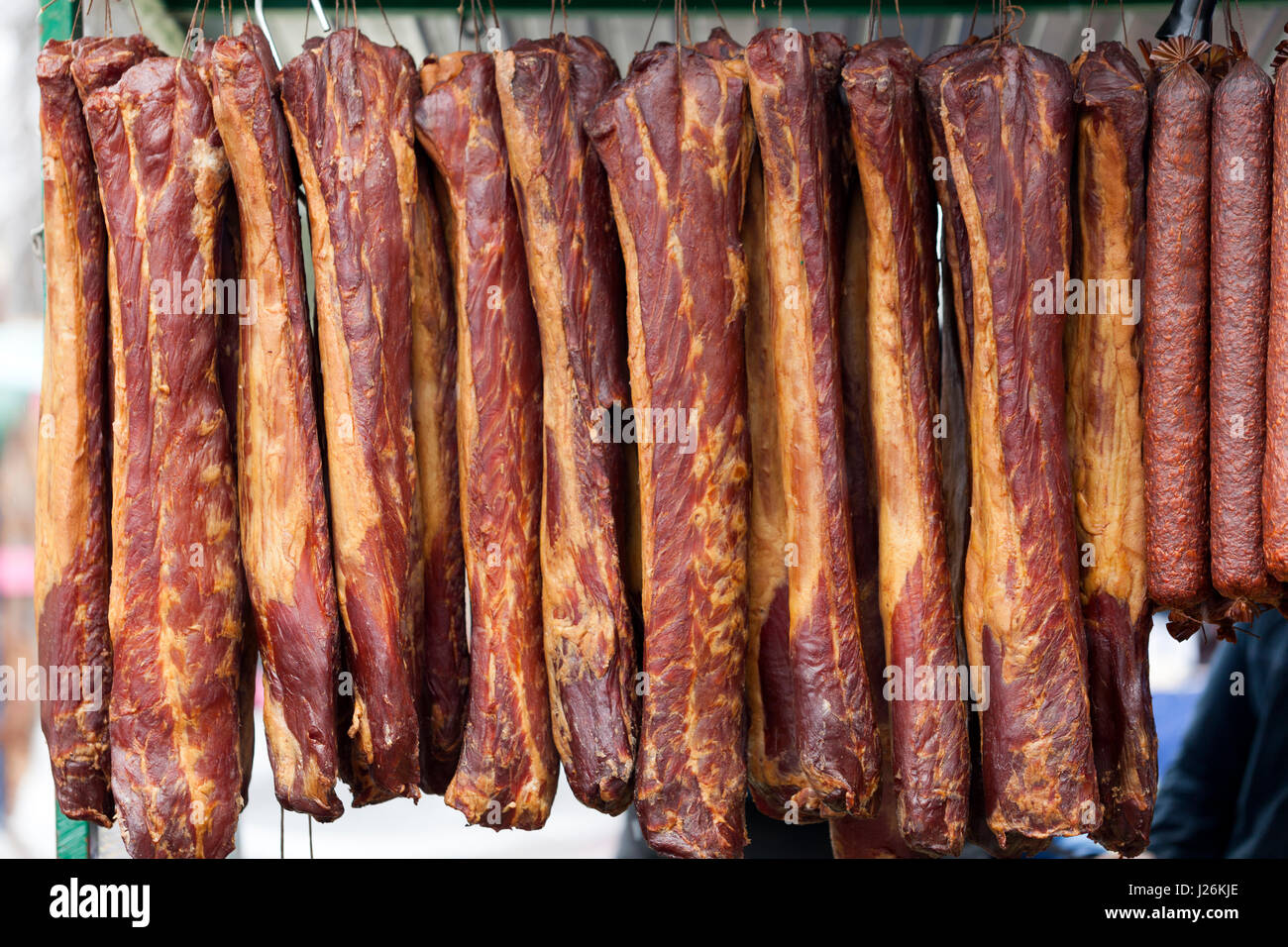Très bon accueil fait de viande séchée de fumé,exposés au marché de rue .focus sélectif et petite profondeur de champ Banque D'Images