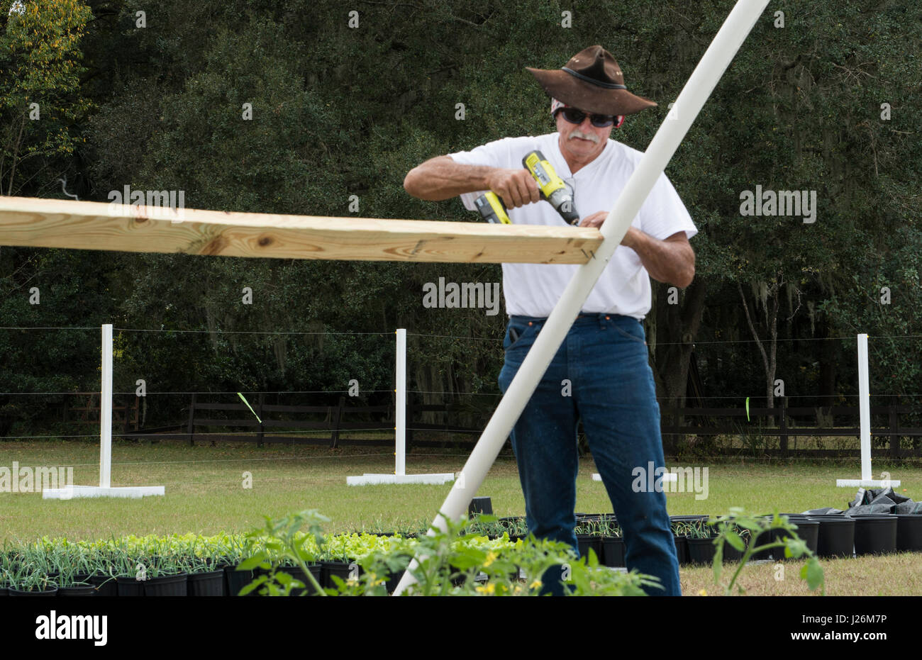 Le centre de la Floride bâtiment homme accueil bio jardin avec plantes et légumes à l'arrière-cour pour une saine alimentation et à la coopérative agricole de l'alimentation Banque D'Images