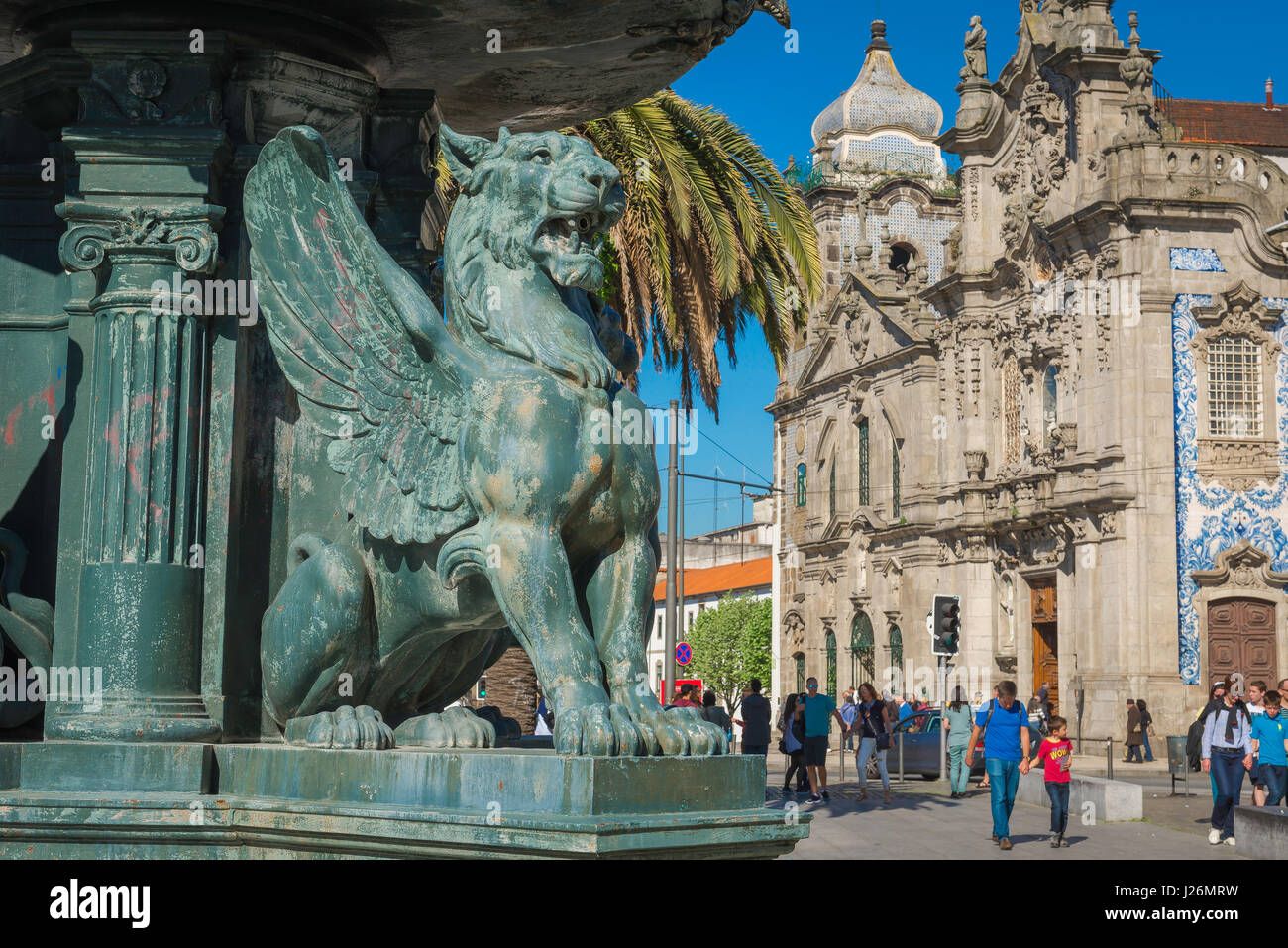 Porto Portugal fontaine, détail de la 'Fontaine des Lions' située dans la Praca de Gomez Teixeira près de l'église historique Igreja do Carmo, Porto Banque D'Images
