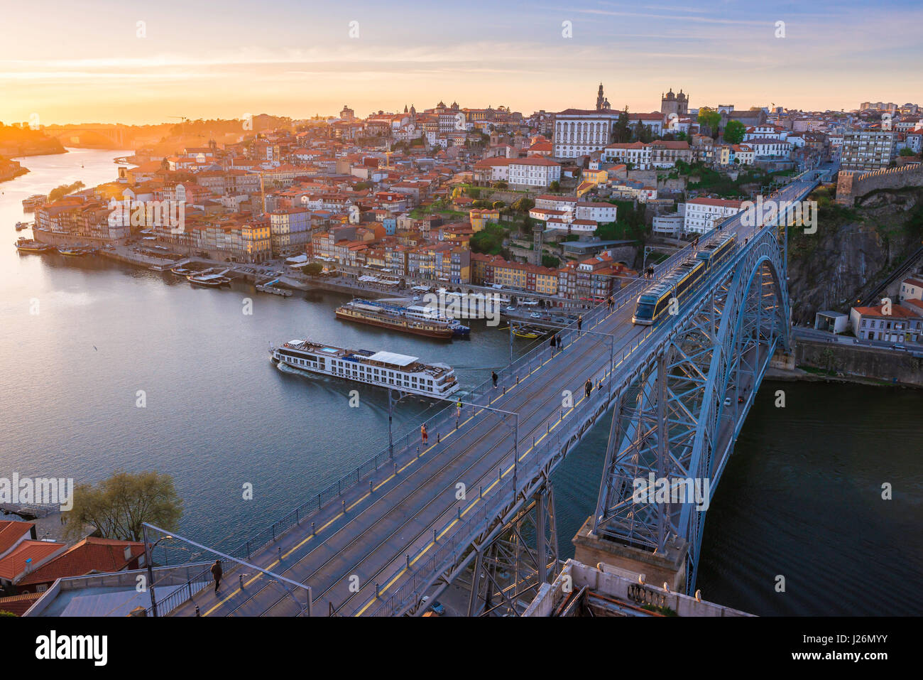 Porto Portugal, vue au coucher du soleil d'un bateau de croisière sur le fleuve Douro passant par le pont Ponte Dom Luis I dans le centre de Porto, Portugal. Banque D'Images