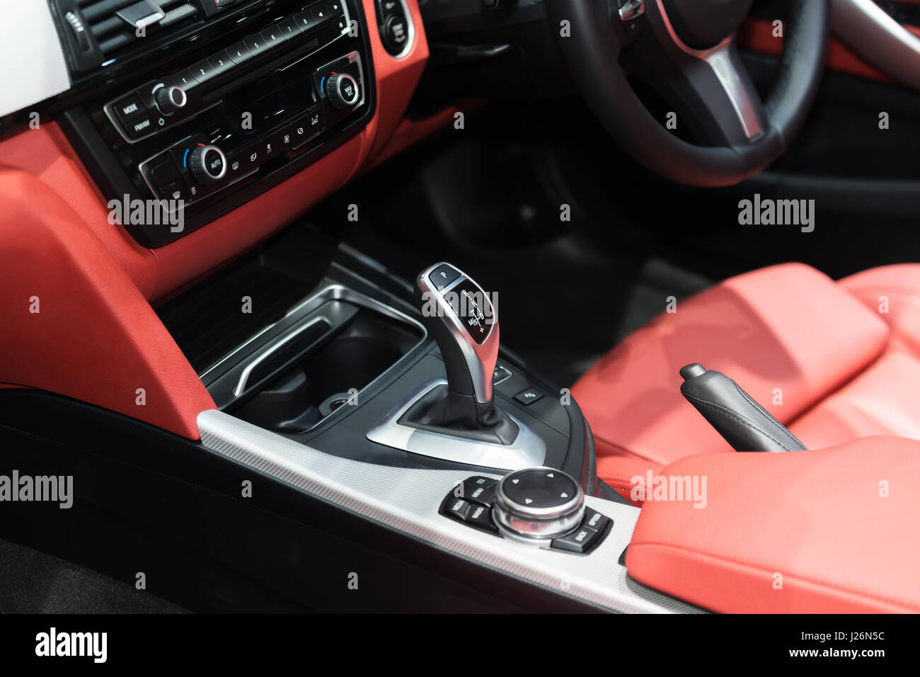 Voiture de luxe rouge Intérieur avec volant, levier de vitesse et la climatisation et contrôle de bouton radio dans... Banque D'Images
