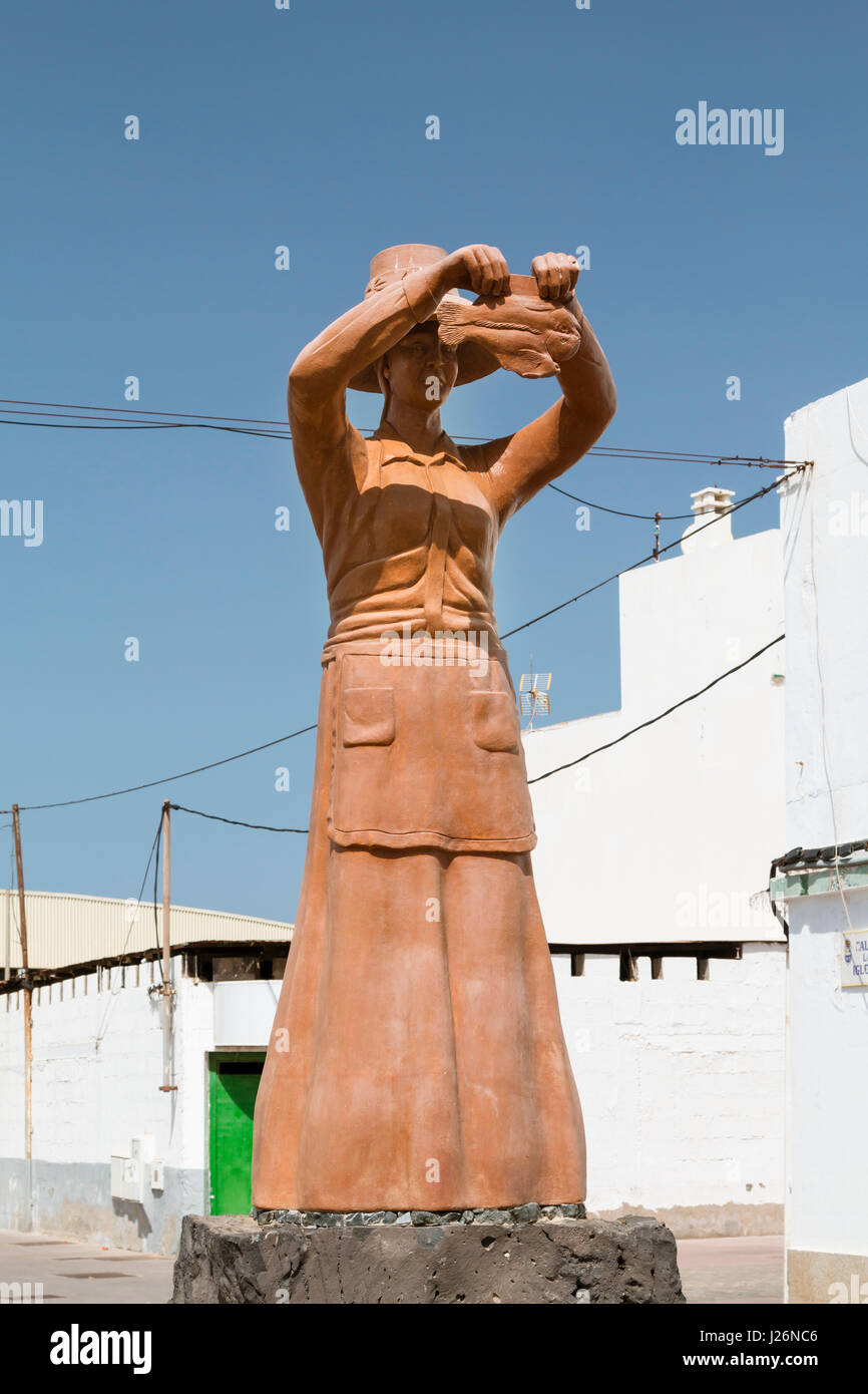 1973 - 20 SEPTEMBRE : Sculpture d'une femme tenant un poisson, Corralejo, Fuerteventura, îles Canaries, Espagne, le 20 septembre 2015 Banque D'Images