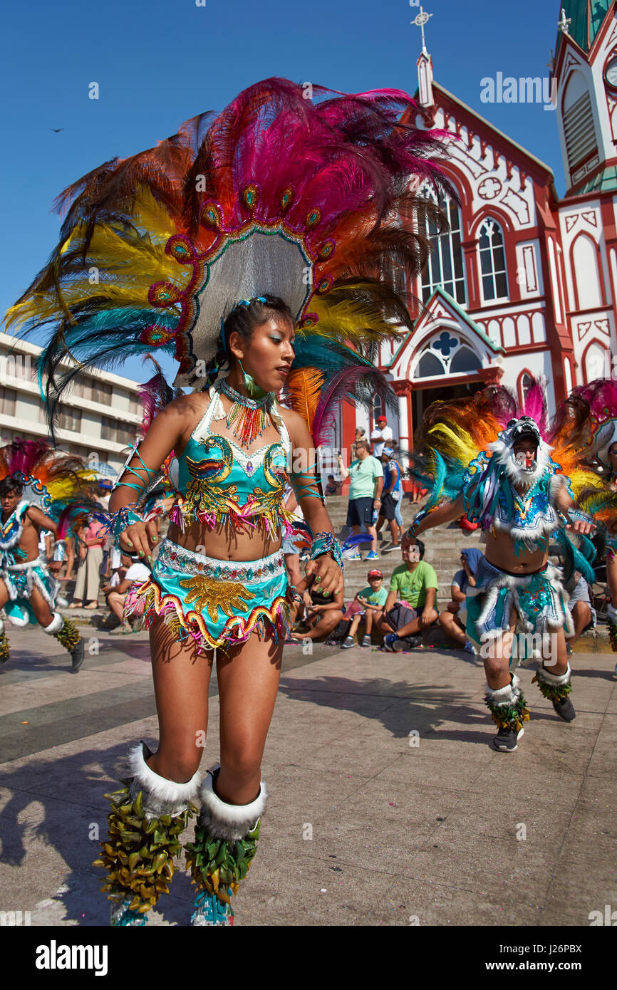 Les femmes membres d'un groupe de danse de Tobas en costumes ornés d'effectuer au carnaval annuel Andino con la Fuerza del Sol à Arica, Chili. Banque D'Images