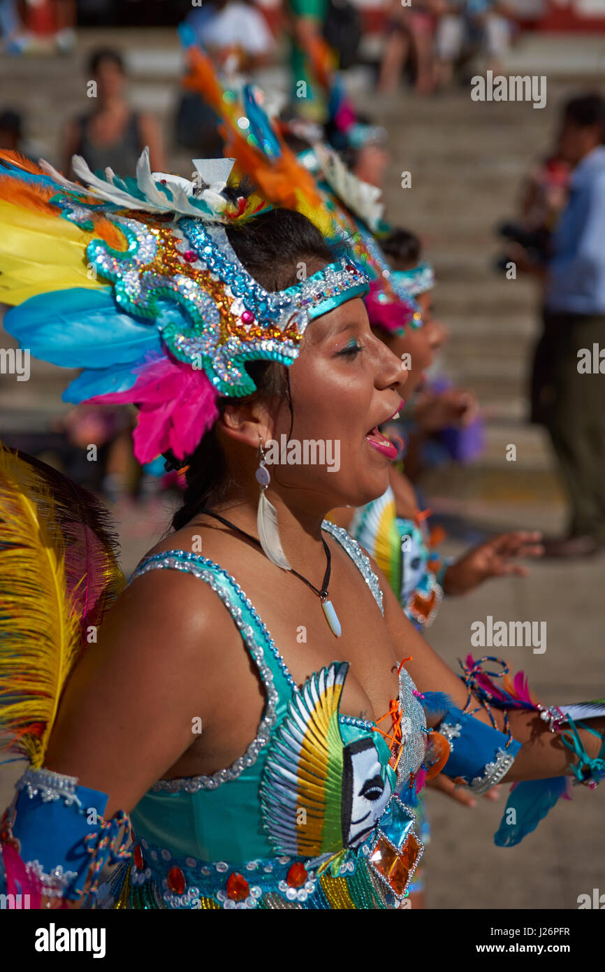 Femme membre d'un groupe de danse de Tobas en costume orné d'effectuer au carnaval annuel Andino con la Fuerza del Sol à Arica, Chili. Banque D'Images