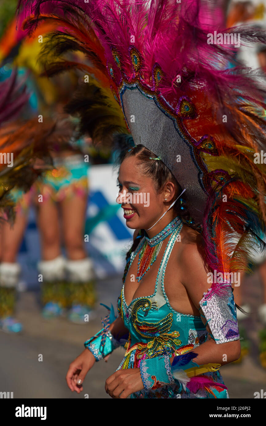 Femme membre d'un groupe de danse de Tobas en costume orné d'effectuer au carnaval annuel Andino con la Fuerza del Sol à Arica, Chili. Banque D'Images