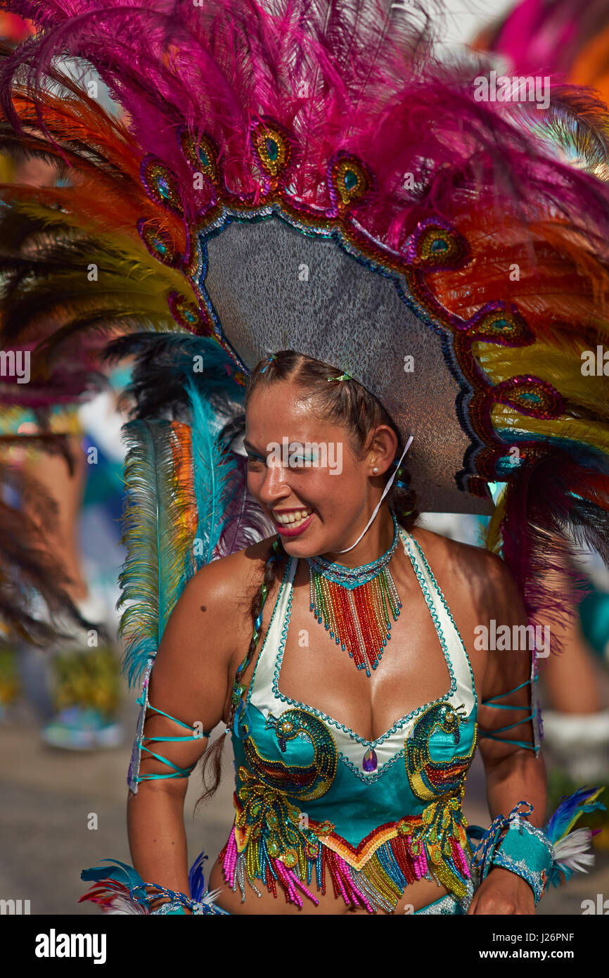 Femme membre d'un groupe de danse de Tobas en costume orné d'effectuer au carnaval annuel Andino con la Fuerza del Sol à Arica, Chili. Banque D'Images