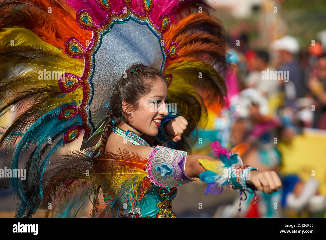 Femme membre d'un groupe de danse de Tobas en costume orné d'effectuer au carnaval annuel Andino con la Fuerza del Sol à Arica, Chili. Banque D'Images