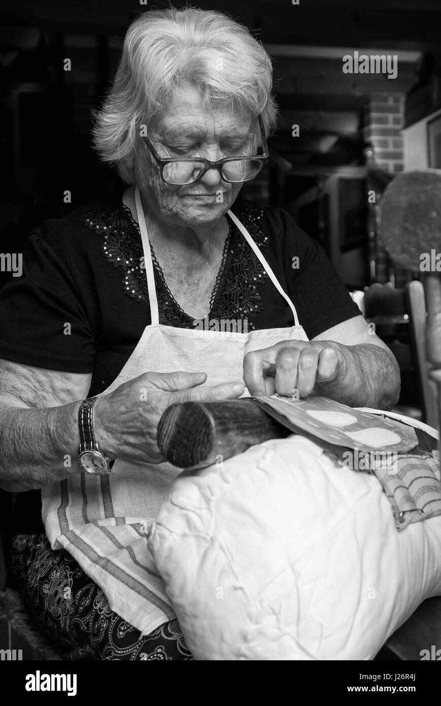 Burano, Italie - le 21 septembre 2015 : Burano est une île de la lagune de Venise connu pour l'artisanat vieux de plusieurs siècles, la dentelle à aiguille de Burano. Banque D'Images