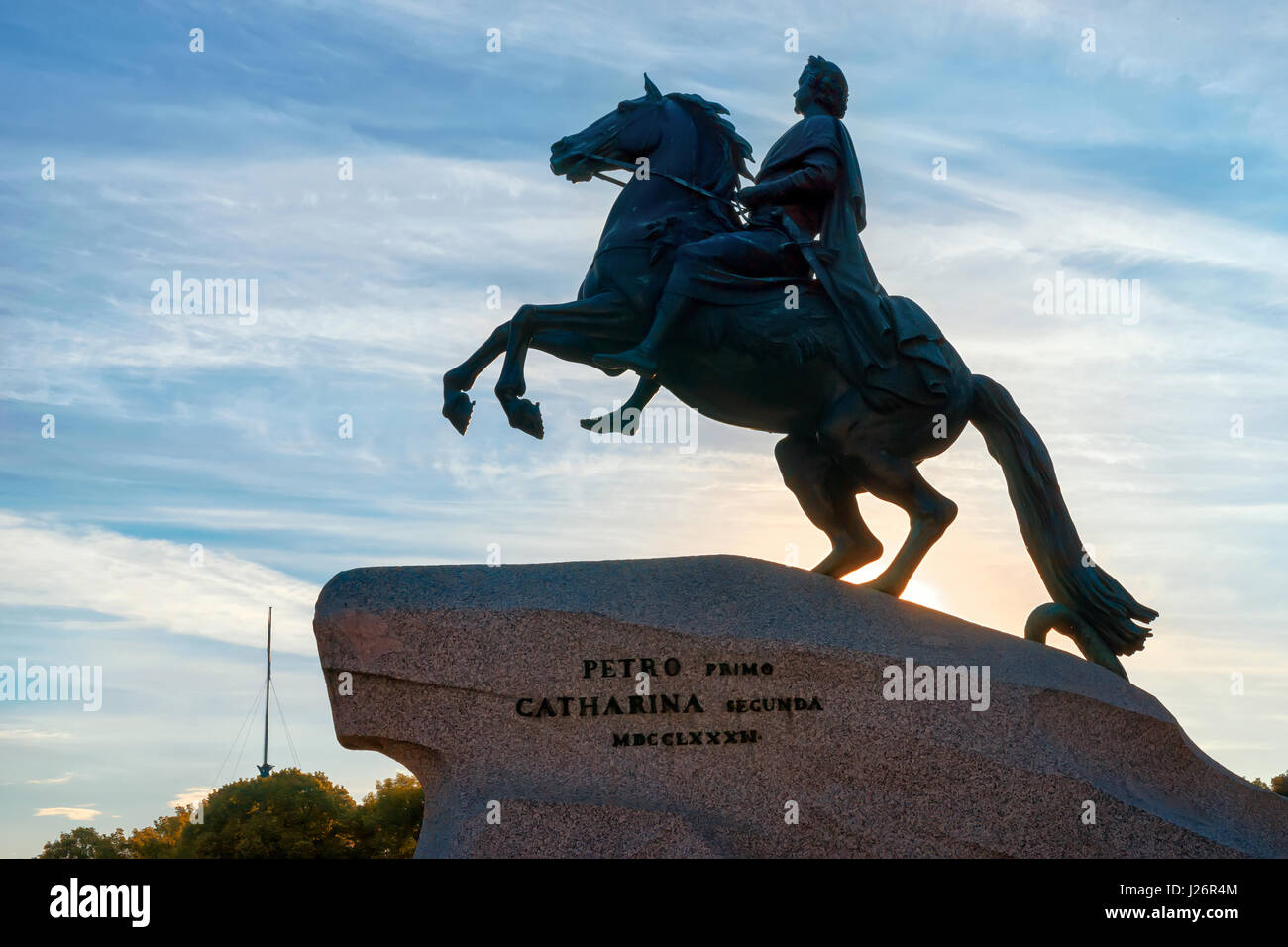 Statue équestre de Pierre le Grand (bronze horseman), Saint-Pétersbourg, Russie. Ciel du matin contre une silhouette Banque D'Images