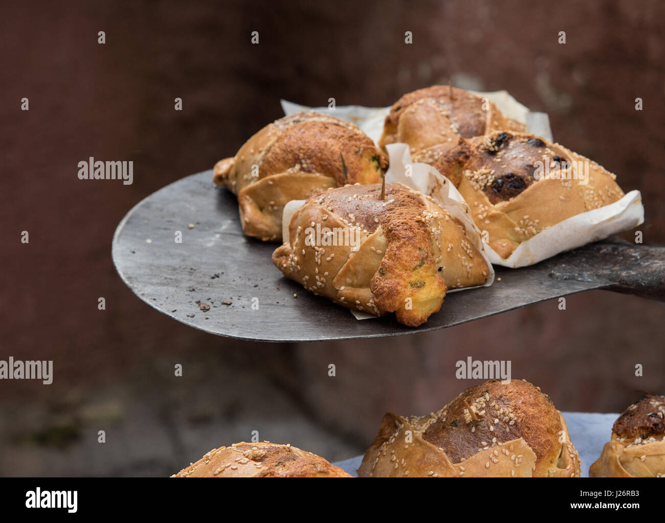 Pâques traditionnel chypriote des pâtisseries à base de mélange de fromage Halloumi et divers, appelé flaounes Banque D'Images