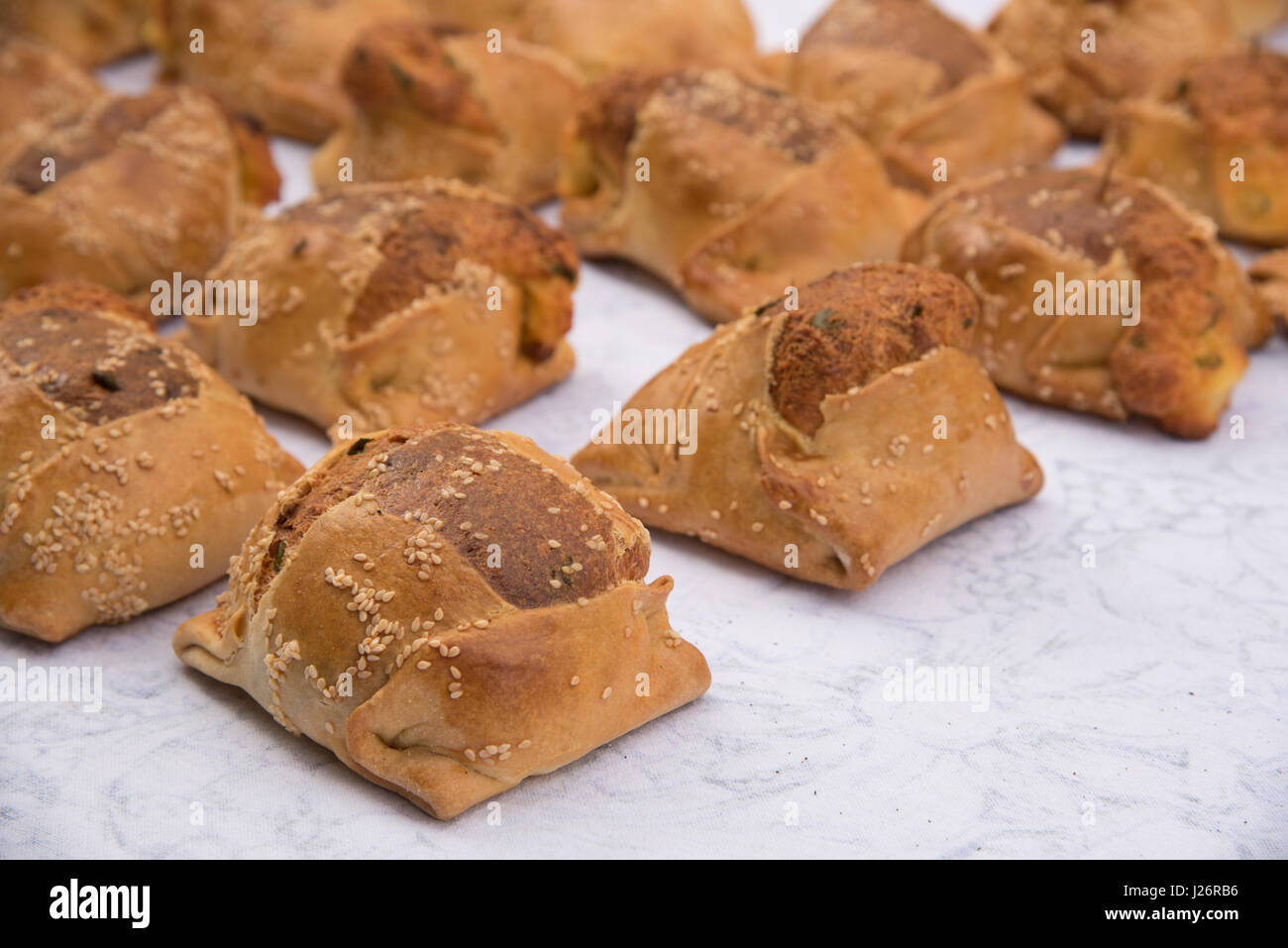 Pâques traditionnel chypriote des pâtisseries à base de mélange de fromage Halloumi et divers, appelé flaounes Banque D'Images