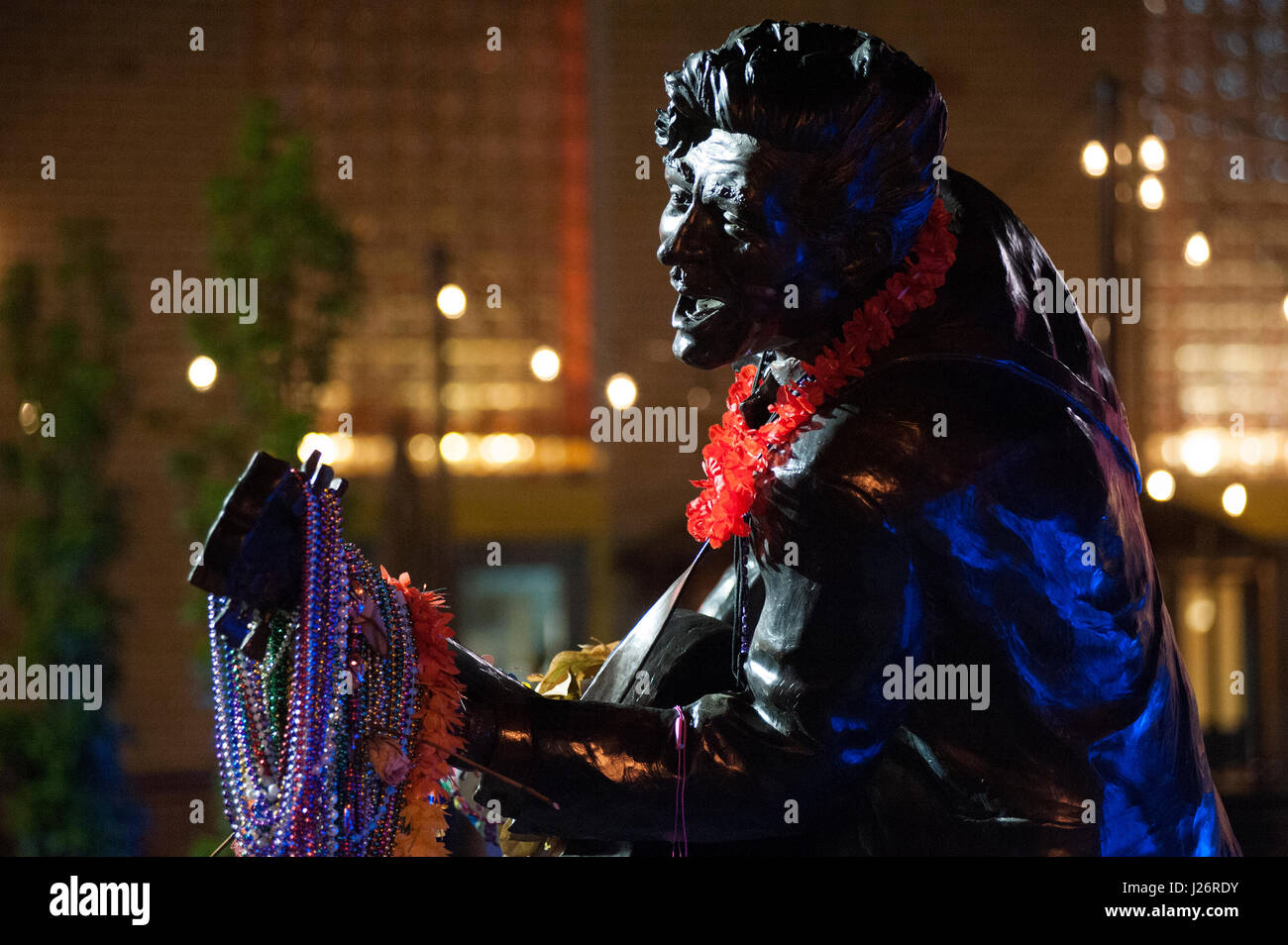 Des fleurs, des notes et des colliers ornent la statue du musicien Chuck Berry du Rock and Roll Hall of Fame après sa mort en 2017. Banque D'Images