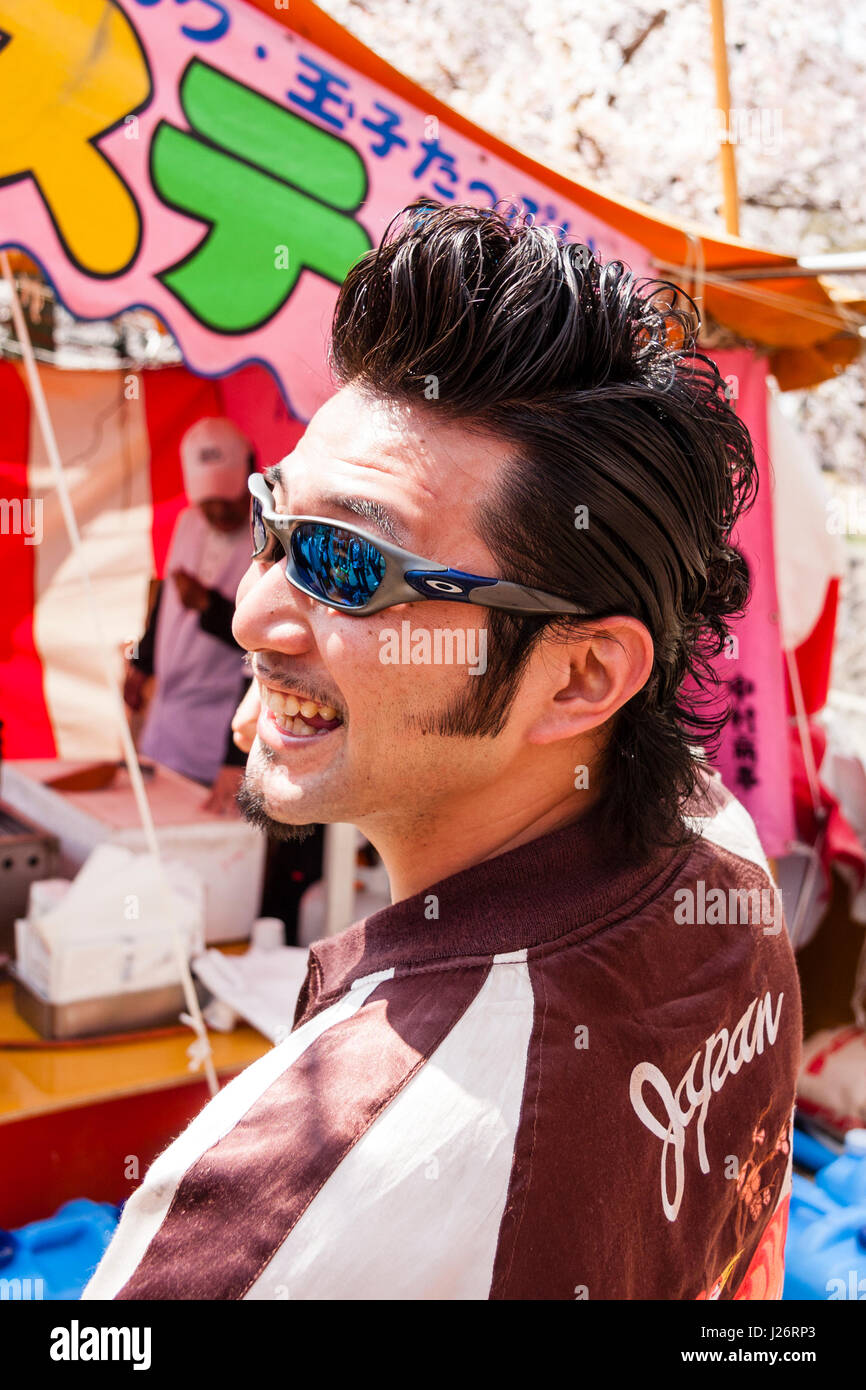 Le Japon, Shukugawa. L'homme japonais avec mod-Anglais look rocker, geased  les cheveux en arrière, lunettes de soleil, la moitié se tournait pour  faire face. Close up Photo Stock - Alamy