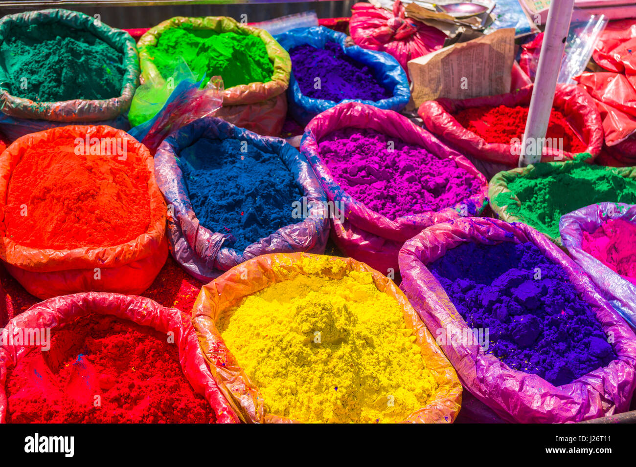 Poudre de couleur est vendu dans les rues pour le festival holi Banque D'Images