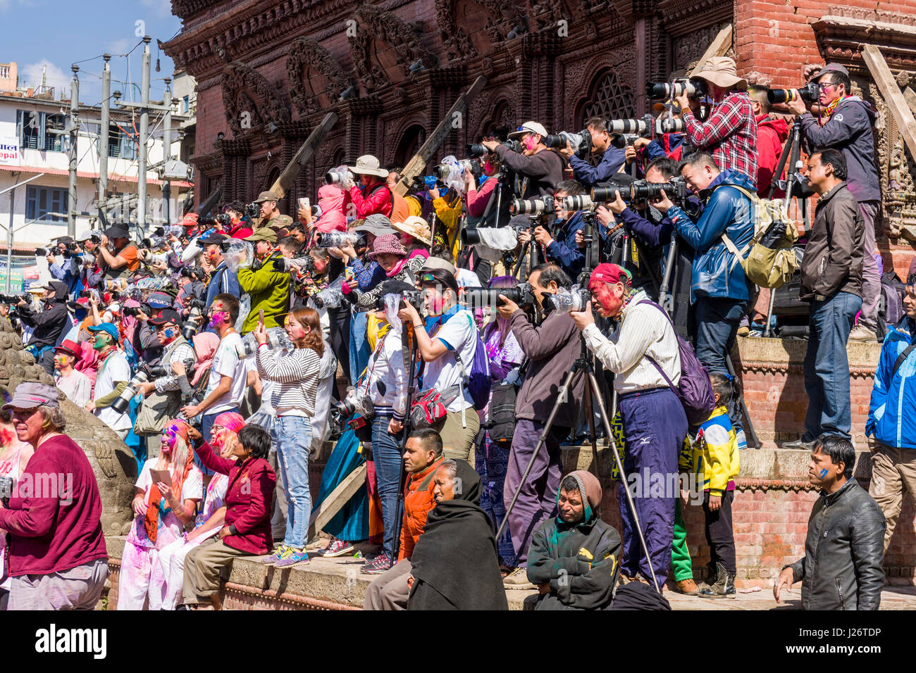 Les touristes chinois sont de prendre des photographies de milliers de jeunes, les bavures et en jouant avec la couleur, la célébration du festival holi Banque D'Images