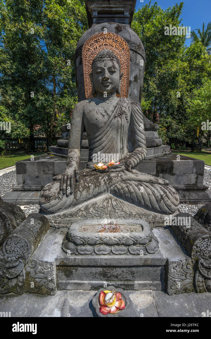 Buddha statue en pierre dans l'Bhumisparsha mudra ou geste. Monastère Bouddhiste Mendut Mendut (Vihara). Mungkid Ville, Centre de Java, Indonésie Banque D'Images