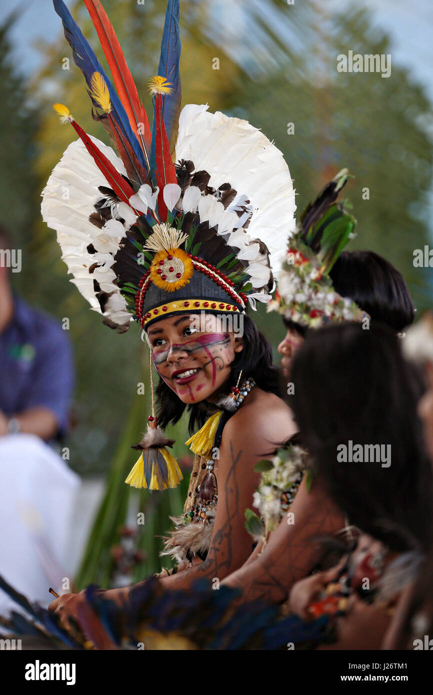 Indigenous Tribal danseurs effectuer au cours de la terre libre de protester contre le camp de l'Esplanade des ministères, 19 avril 2017 à Brasilia, Brésil. Banque D'Images