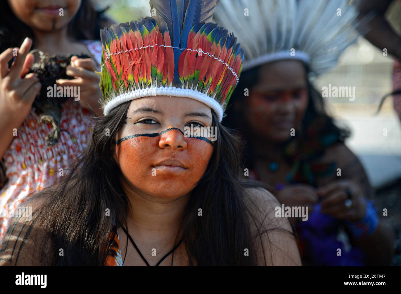 Indigenous Tribal danseurs effectuer au cours de la terre libre de protester contre le camp de l'Esplanade des ministères, 19 avril 2017 à Brasilia, Brésil. Banque D'Images