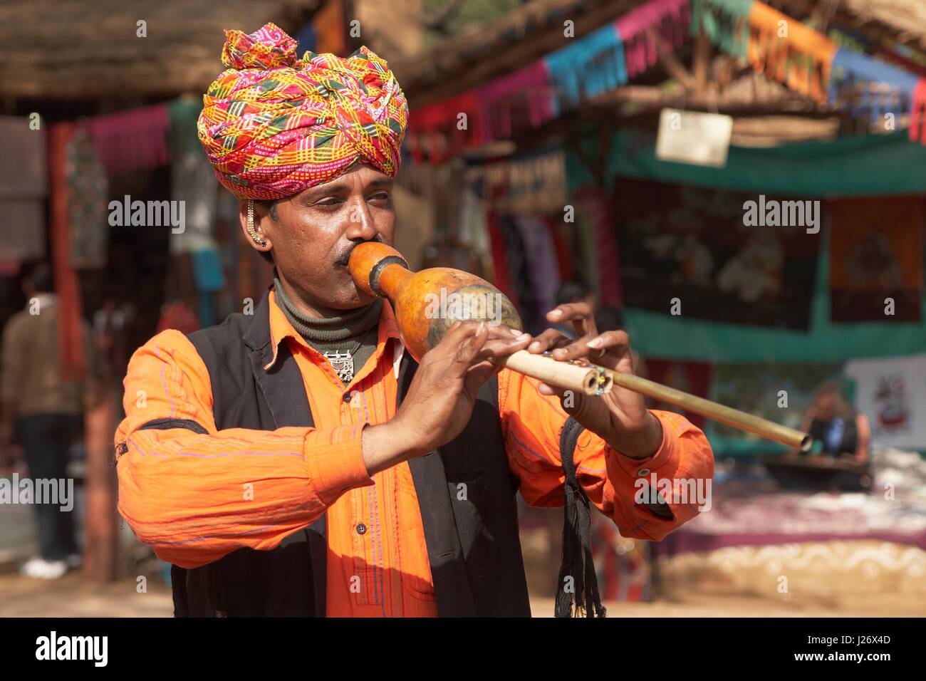 Musicien tribal à l'assemblée annuelle de la scène juste Sarujkund près de Delhi, Inde Banque D'Images