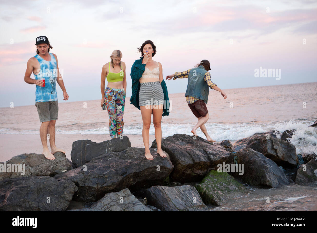 Amis de concert sur une plage Banque D'Images