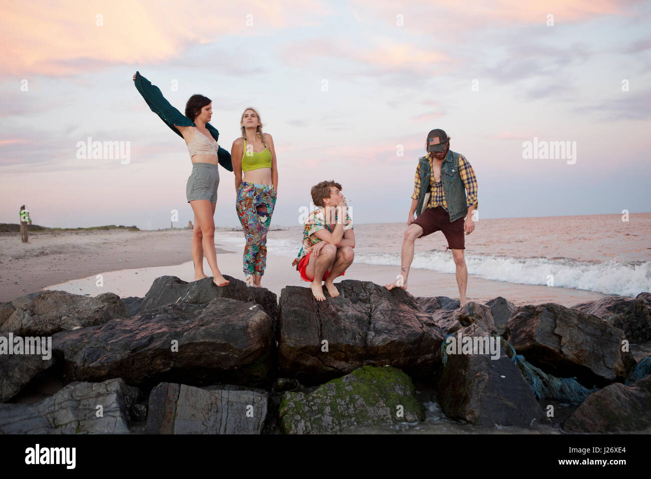 Amis de concert sur une plage Banque D'Images