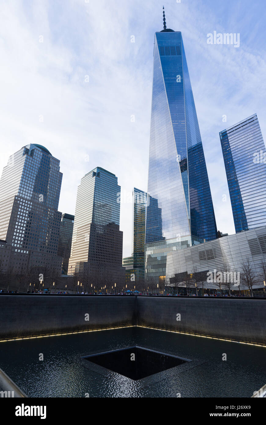 Bâtiments du World Trade Center et Memorial Park Pool dans la luminosité de l'après-midi, le Lower Manhattan, New York, USA Banque D'Images