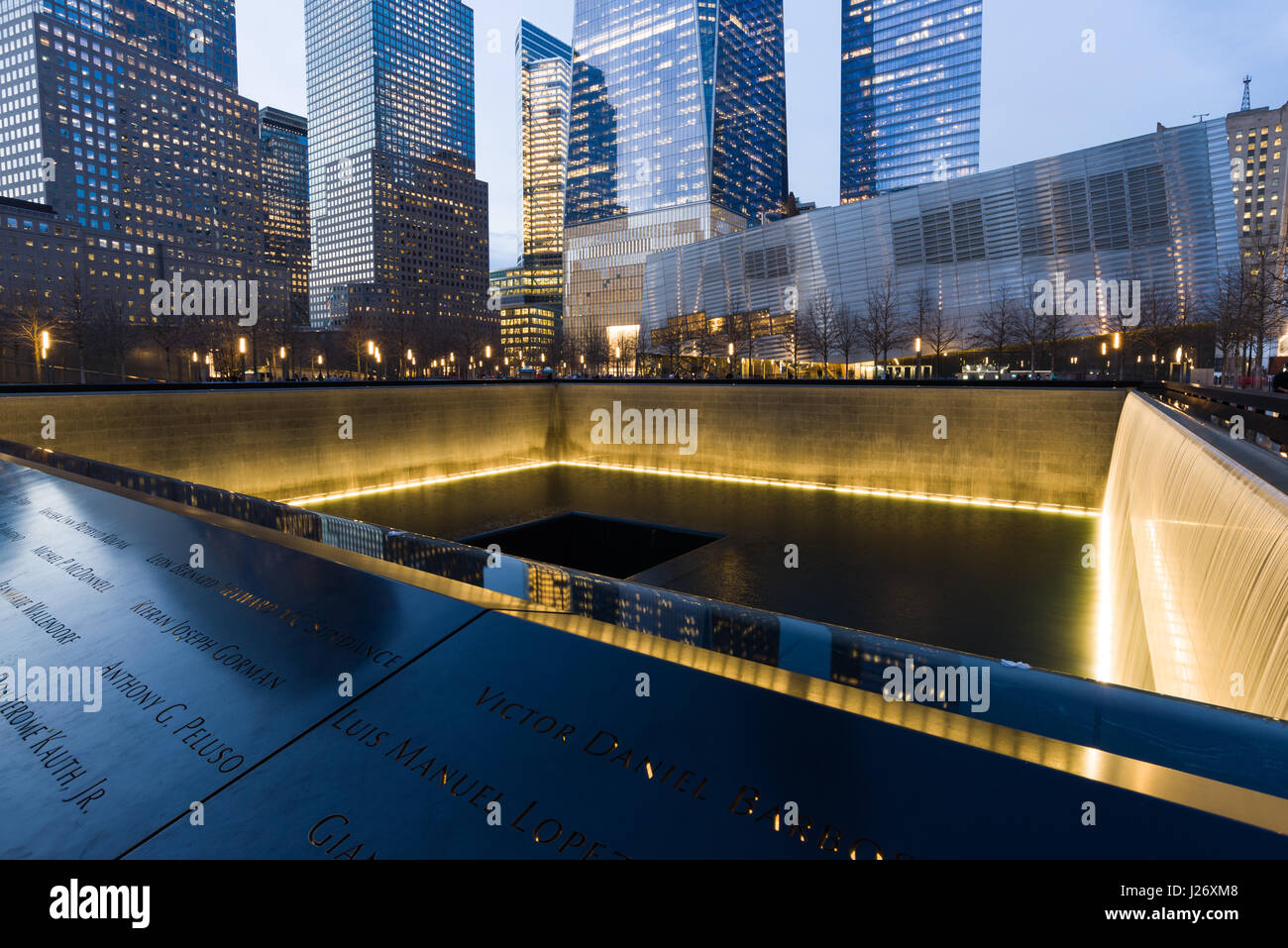World Trade Center et Parc commémoratif du 11 septembre piscine de l'eau en fin d'après-midi, Lumière, New York, USA Banque D'Images