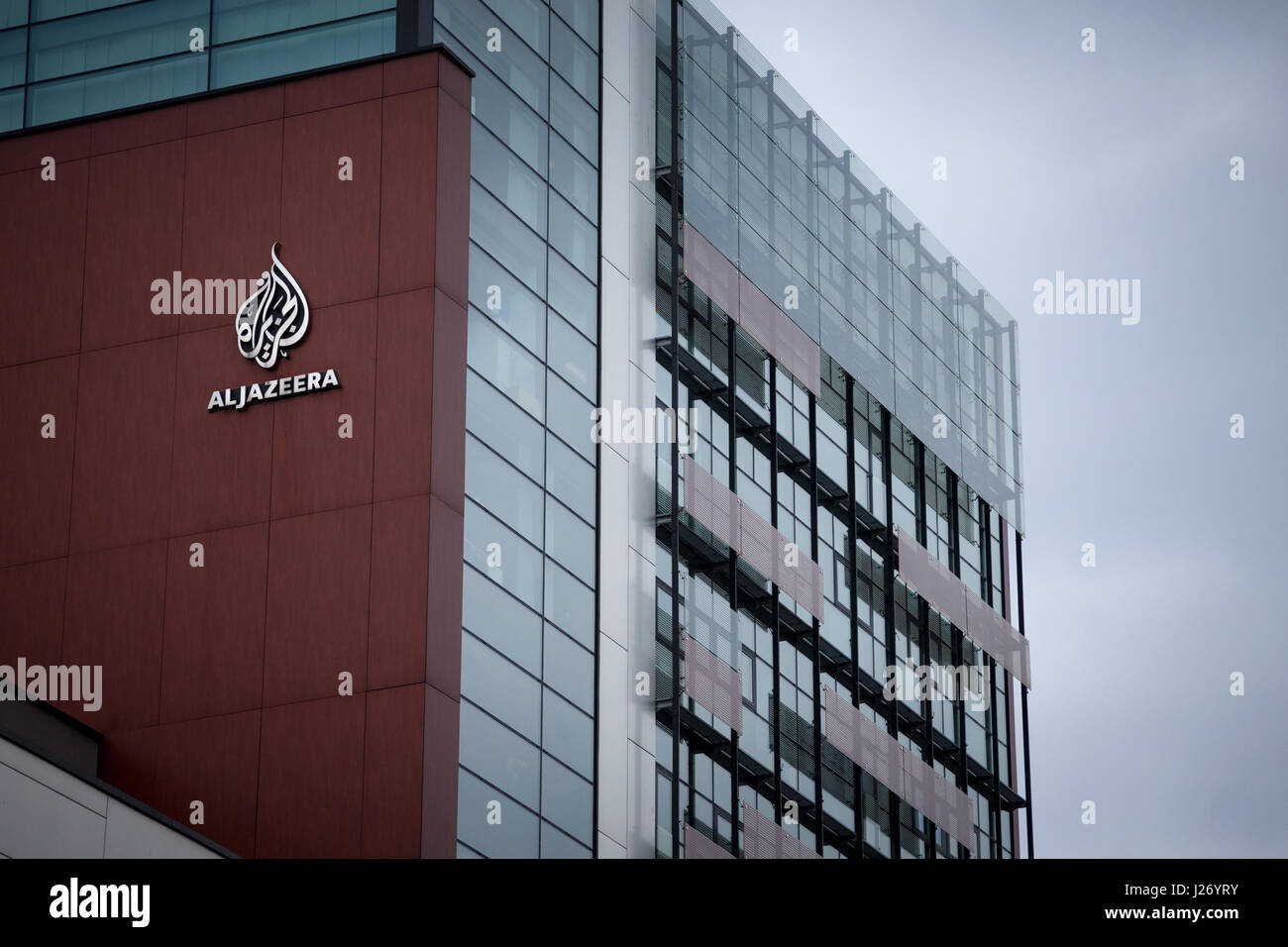 SARAJEVO, BOSNIE-HERZÉGOVINE - Le 17 avril 2017 : Le logo de la chaîne de télévision d'information Al Jazeera Balkans sur leur siège pour l'Europe du Sud-Est Pi Banque D'Images