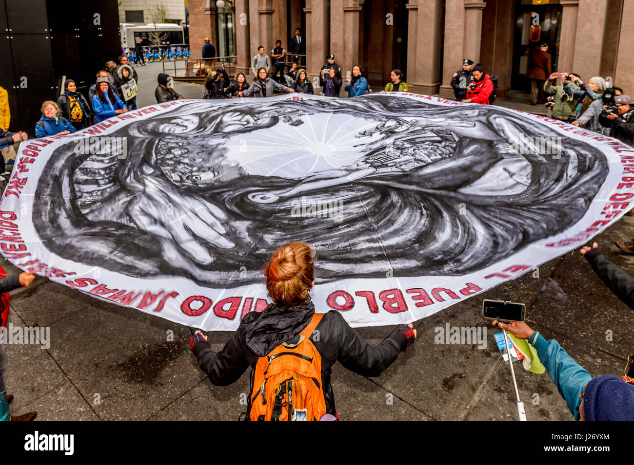 New York, USA. Apr 25, 2017. Des centaines tourné sous la pluie pour un rassemblement de prière le 25 avril 2017 ; à la Cooper Union historique pour protester contre la Citibank assemblée annuelle des actionnaires. La dirigées par des autochtones, et allié d'événements pris en charge a envoyé un message fort à la Citibank et ses actionnaires : honorer les droits autochtones, arrêter l'investissement énergétique de l'industrie extractive, maintenant et investir dans une transition juste, et l'énergie renouvelable vers un avenir stable-climatique, appelant à céder, Defund et décoloniser leurs investissements. Crédit : Erik McGregor/Pacific Press/Alamy Live News Banque D'Images