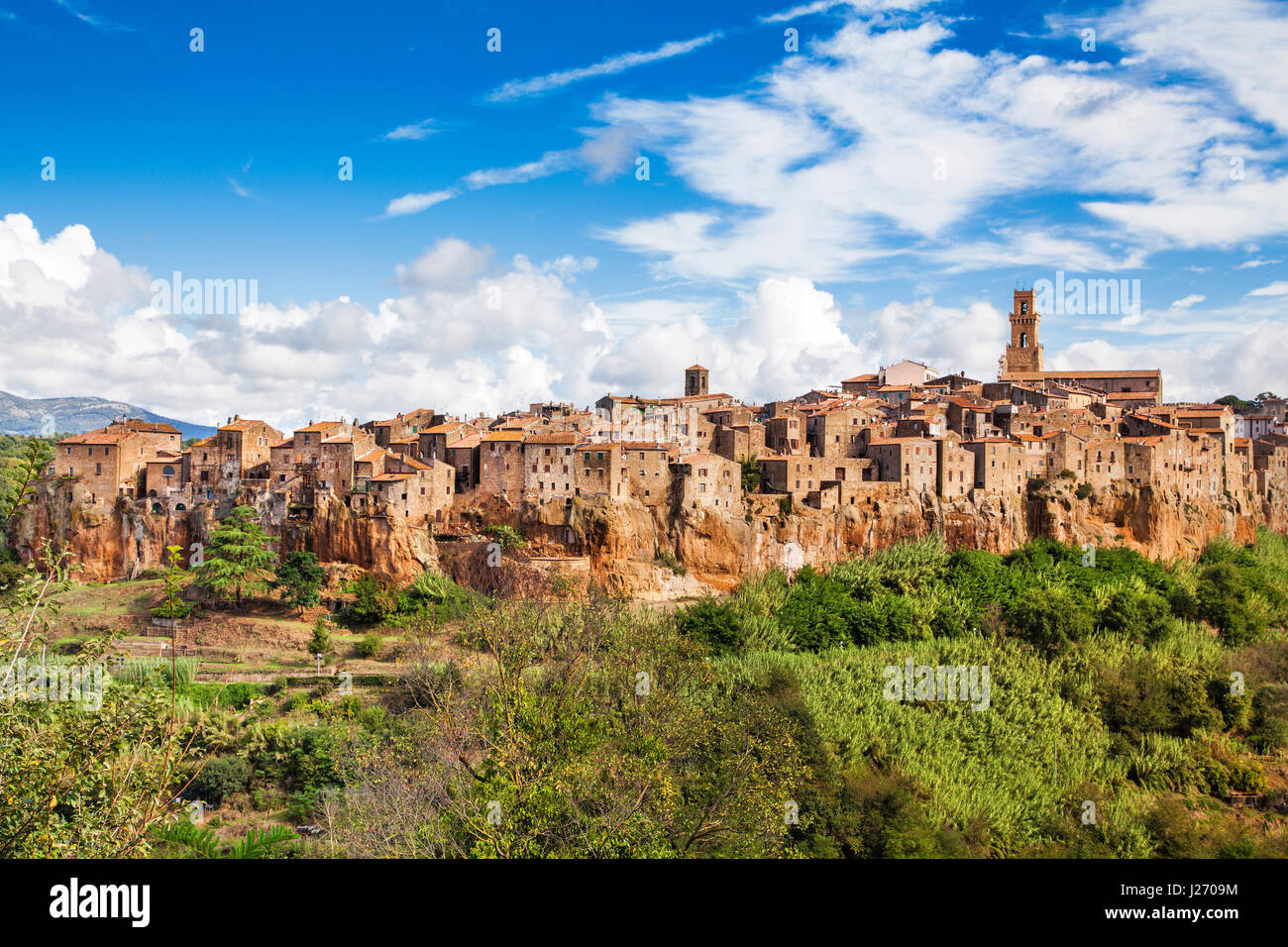Vue panoramique sur la ville médiévale de Pitigliano en Toscane, Italie Banque D'Images