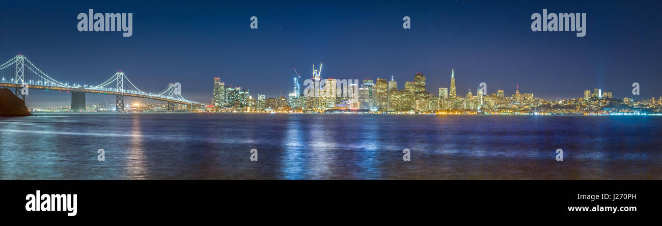 Classic vue panoramique sur les toits de San Francisco avec le célèbre Oakland Bay Bridge illuminée en beau crépuscule après le coucher du soleil en été Banque D'Images
